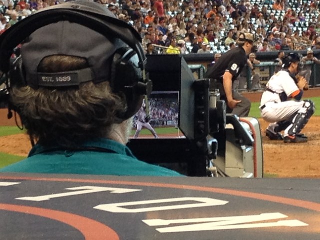 From my seat, I could watch the action live and follow it on the camera. ©Jean Janssen