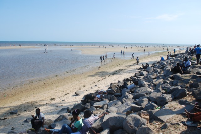 Costa do Sol public beach in Maputo, Mozambique ©Jean Janssen