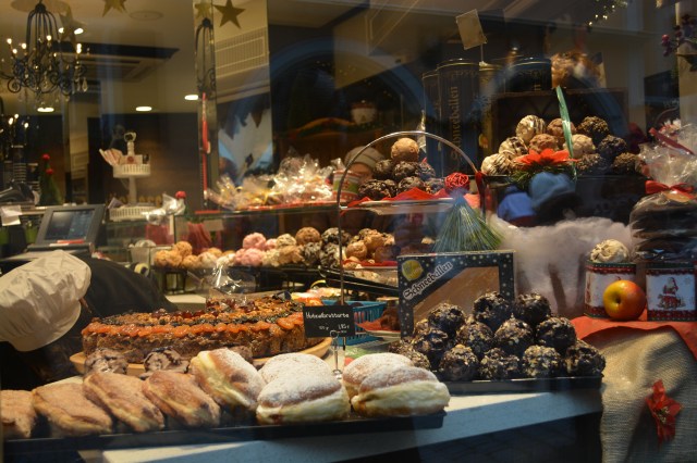 Snowballs, the delicacy of Rothenburg, Germany ©Jean Janssen