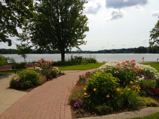 View of Reed's Lake beside Rose's on Lakeside in East Grand Rapids, Michigan ©Jean Janssen