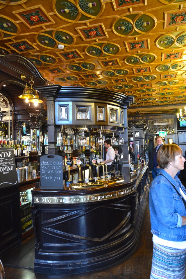 Deacon Brodie's Tavern, Edinburgh, Scotland ©Jean Janssen