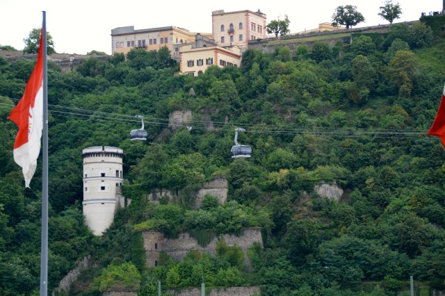 The cable car over the Rhine at the German Corner with views of the Ehrenbreitstein fortress. ©Jean Janssen