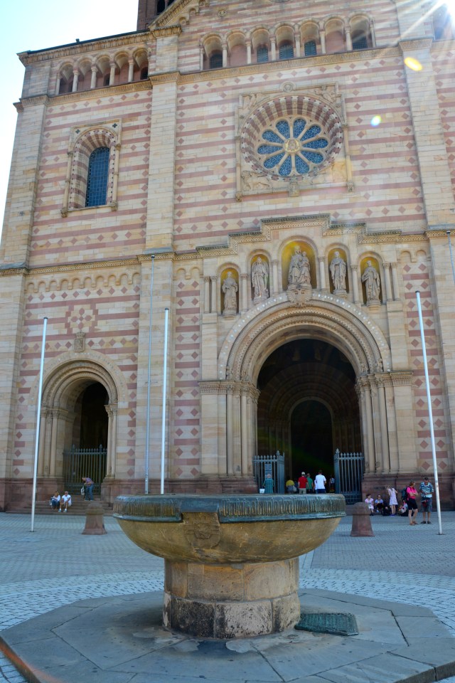 Eastern facade of the Imperial Cathedral at Speyer with the domnapf in the plaza. ©Jean Janssen