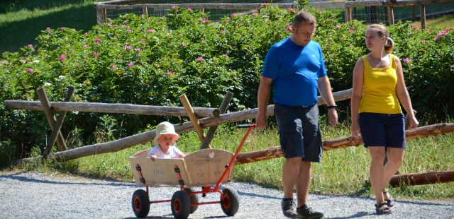 A family tours Vogtsbauernhof in the the Black Forest, Germany ©Jean Janssen